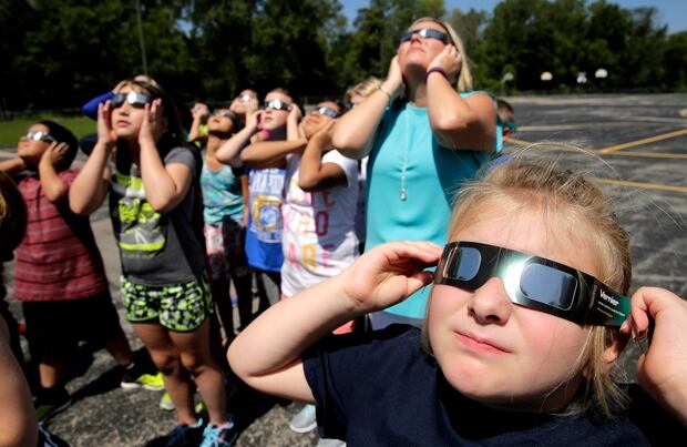 Fourth graders at Clardy Elementary School in Kansas City, Mo. practice the proper use of their eclipse glasses in anticipation of thesolar eclipse. Photo / AP
