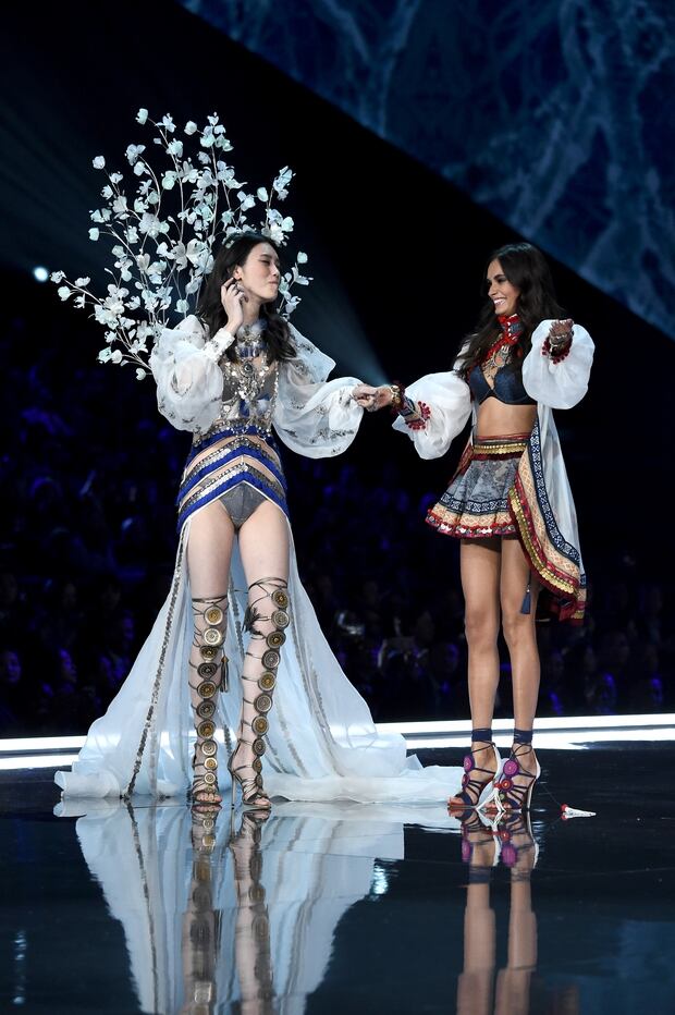 Model Gizele Oliveira was on hand to help Ming Xi after her fall. Photo / Getty Images 