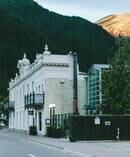 Eichardt's Hotel is located in the heart of Queenstown, with expansive views over Lake Wakatipu and its surrounding mountain ranges.