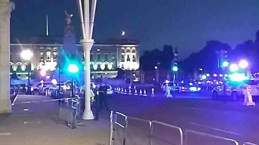 Police officers attacked near Buckingham Palace as knifeman held