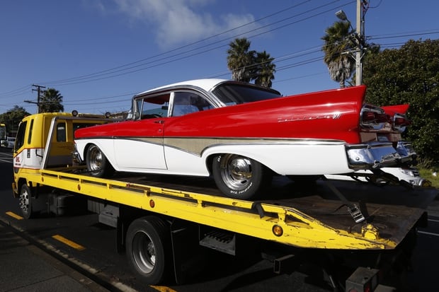 Police searched and raided the Headhunters HQ in Ellerslie. Cars and motorbikes were siezed during the search. A 1958 Ford Fairlane 500 leaves on a towtruck.