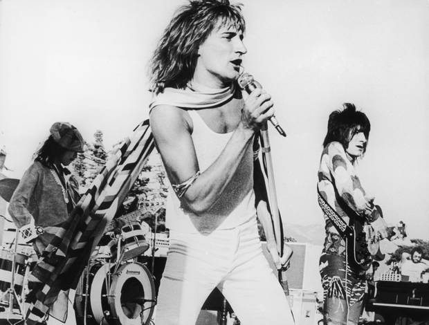 Rod Stewart plays to an audience of 22,000 people at the Earl Warren Showgrounds in Santa Barbara, California, 1973. Photo / Getty 