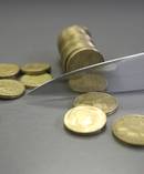 The average fee of a growth-orientated KiwiSaver fund at about 2 per cent a year is more than 20 times what institutional investors pay. Photo / File