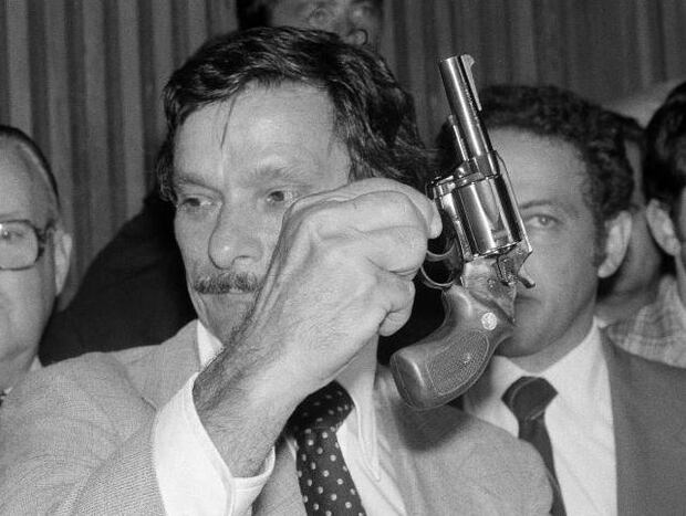 New York City police officer Edward Zigo displays a .44-calibre revolver at a news conference, early in the morning after the arrest of David Berkowitz in 1977. Photo / AP 