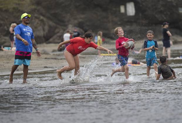 Visitors at Piha Beach have often ignored warnings about poor water quality at Piha Lagoon. Photo / File