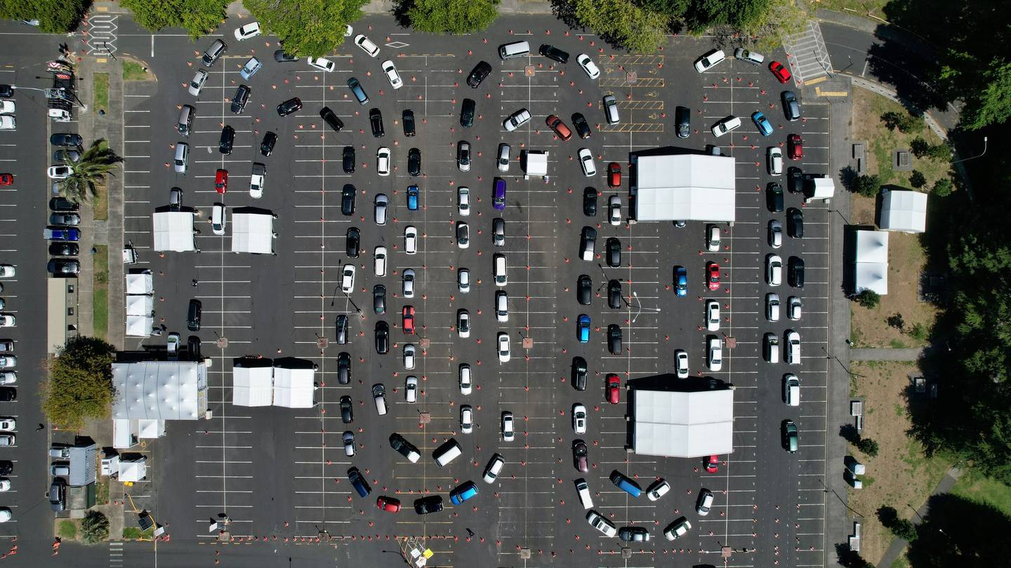 Cars queue at the Otara Covid Testing Station in Auckland on Wednesday. Photo / Brett Phibbs 