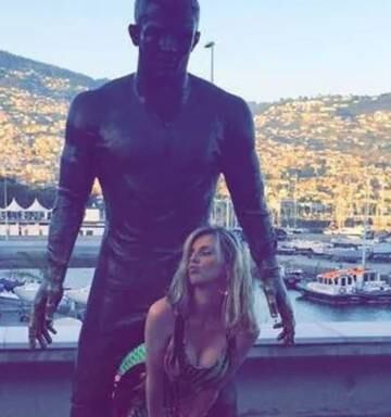 Football Fans Can T Keep Their Hands Off Cristiano Ronaldo