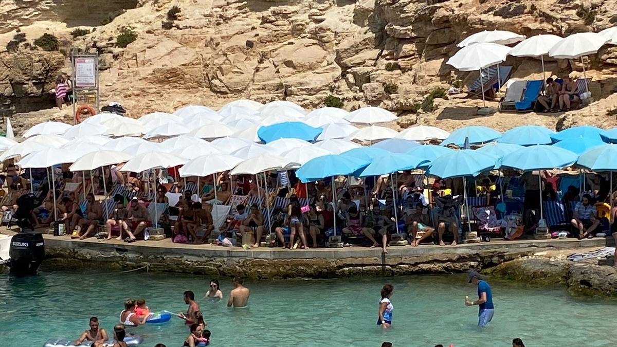 Photo of Une arnaque aux chaises longues a sévi sur la plage publique du Blue Lagoon à Malte