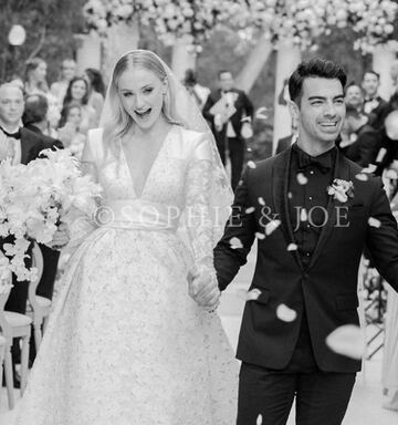 A Beauty In Lace Sophie Turner Is Breathtaking In Her Custom Made