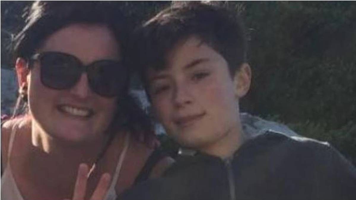 ناشدت والدة طفل يبلغ من العمر 16 عامًا توفي في حادث تحطم في كوينزلاند المتنمرين.