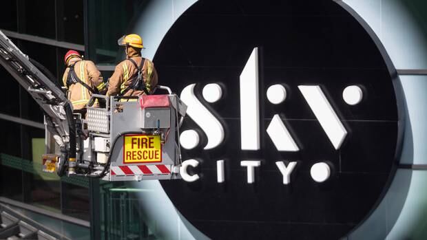 Auckland central city workers are being told to work from home tomorrow if they can as roads remain closed due to the SkyCity convention centre blaze. Photo / Jason Oxenham
