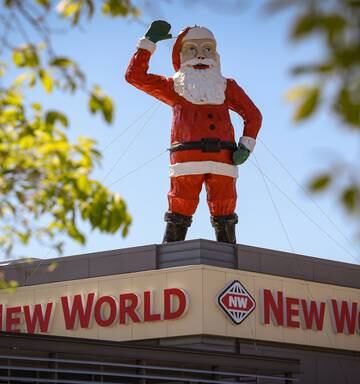 Hastings Santa S Last Stand Iconic 700kg Statue Set To Be Retired