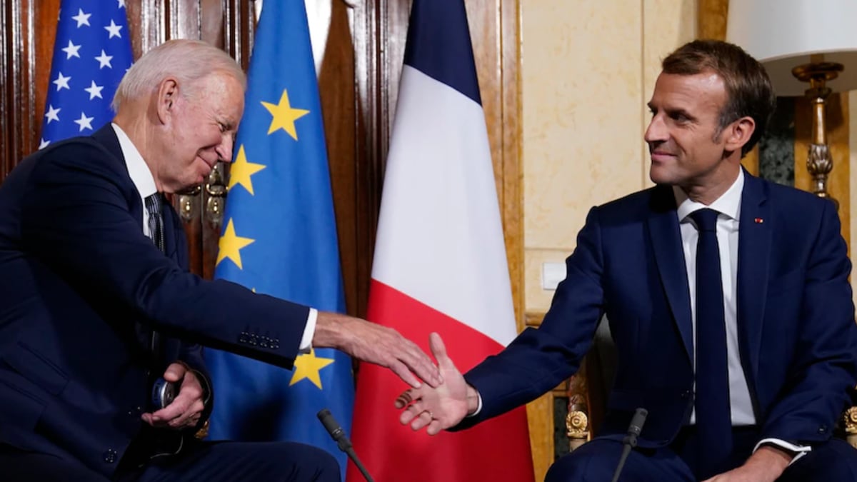 Photo of Joe Biden dit à Emmanuel Macron qu’il a rejeté l’accord sur les sous-marins pour la France « un imbécile »