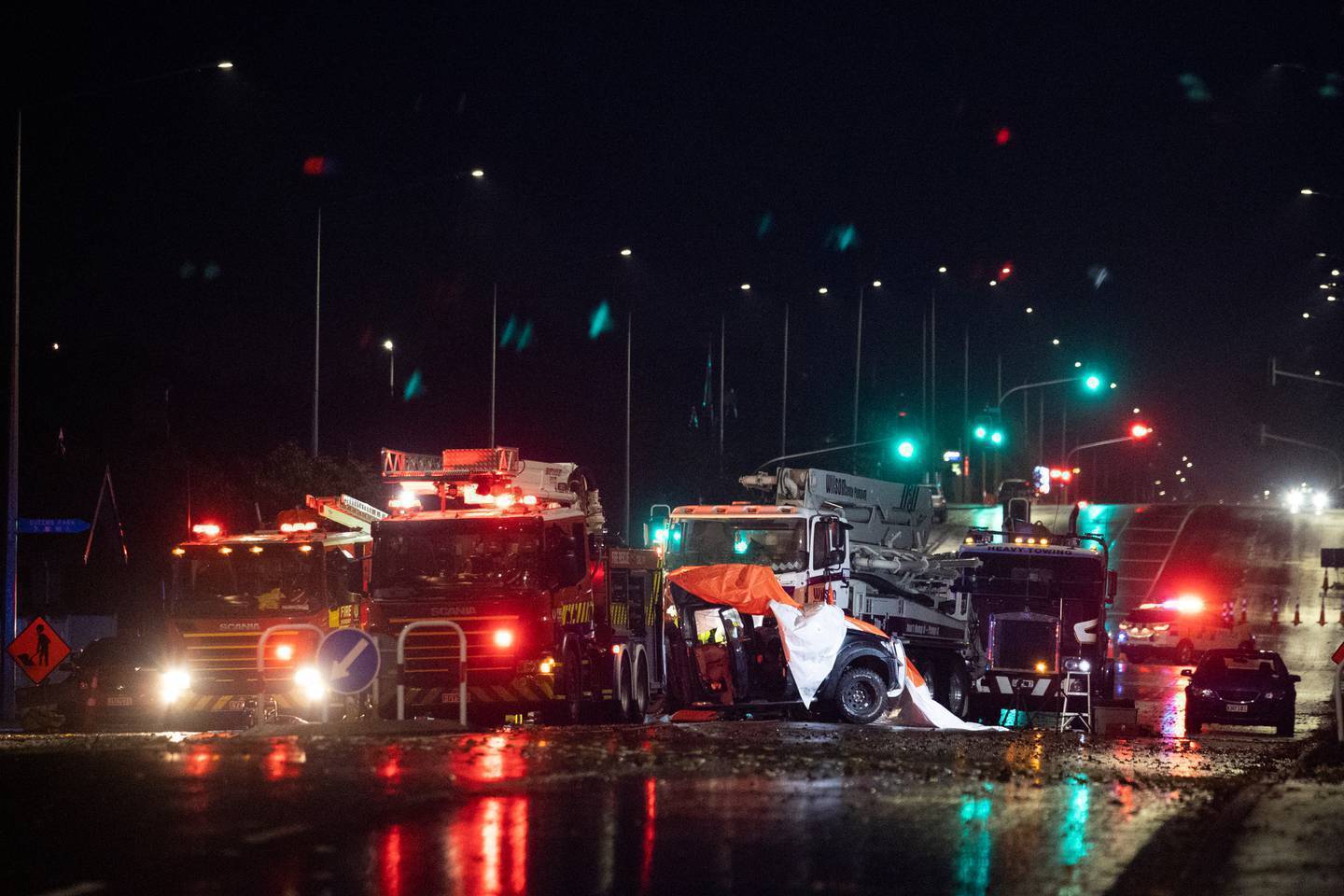周五下午 4 点之前，一辆混凝土卡车和一辆 ute 发生了碰撞。 照片/乔治·赫德