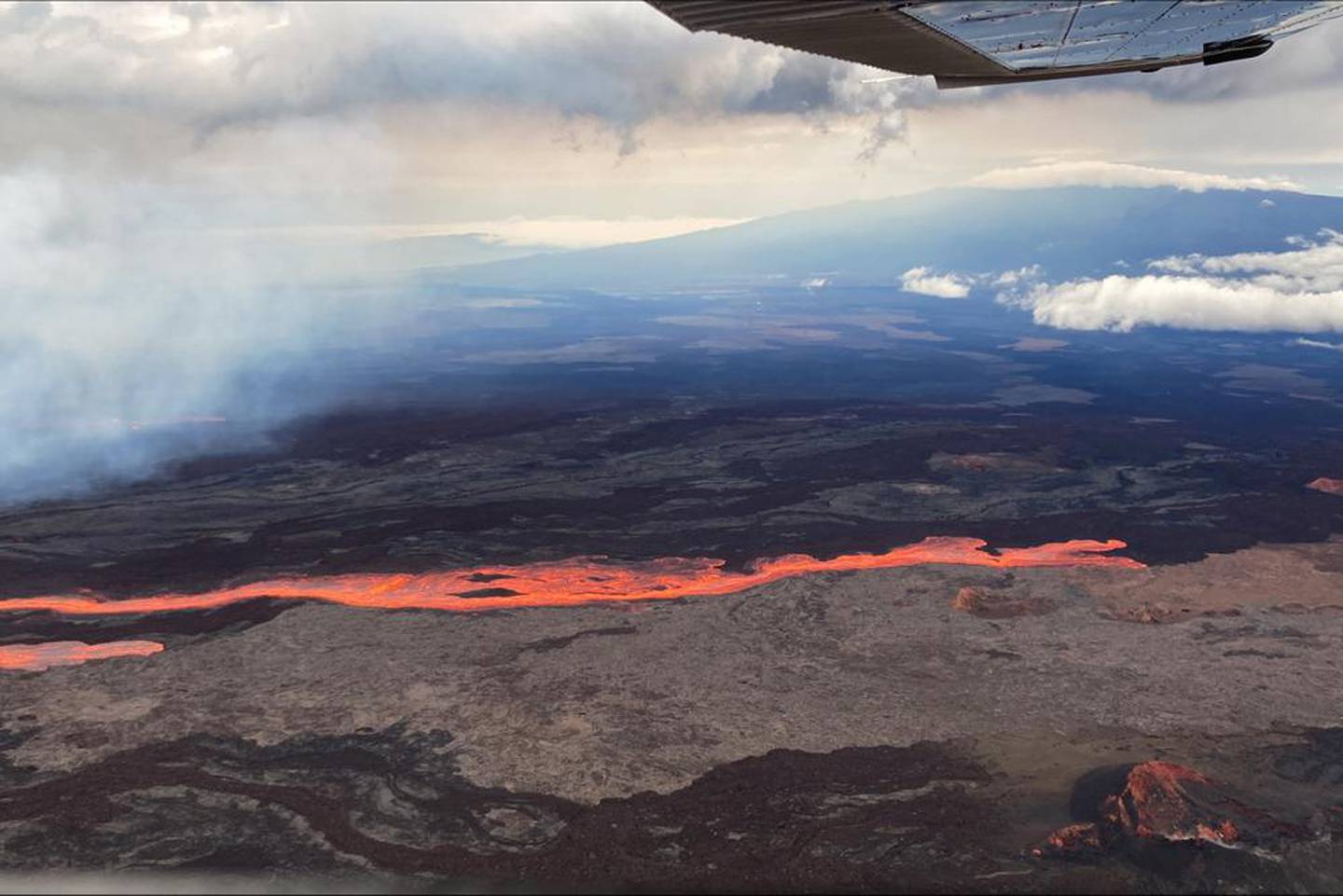 世界上最大的活火山夏威夷的莫纳罗亚火山开始从山顶喷出火山灰和碎屑，促使民防官员警告居民。 图片/美国地质调查局