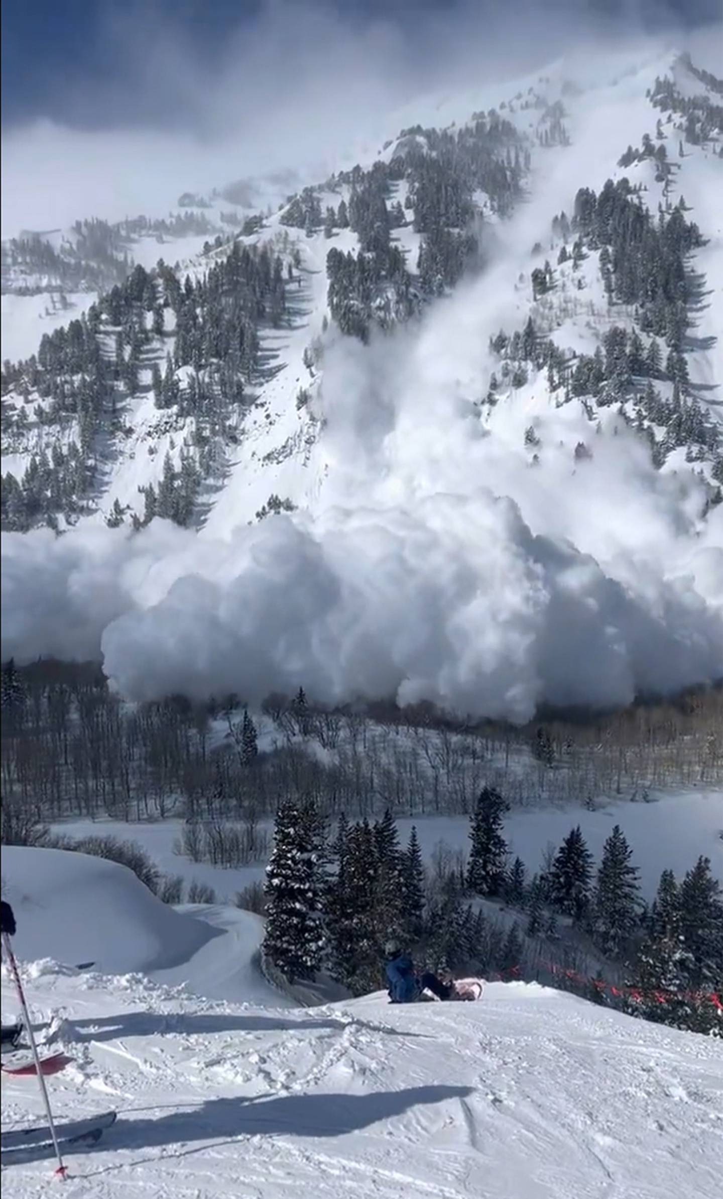 Skiers were caught up in a huge avalanche cloud at the Sundance ski area. Photo / Twitter; Thomas Farley