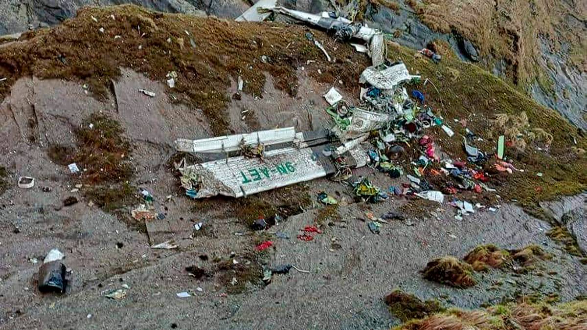 حطام طائرة في سلسلة جبال نيبال ، انتشلت 14 جثة