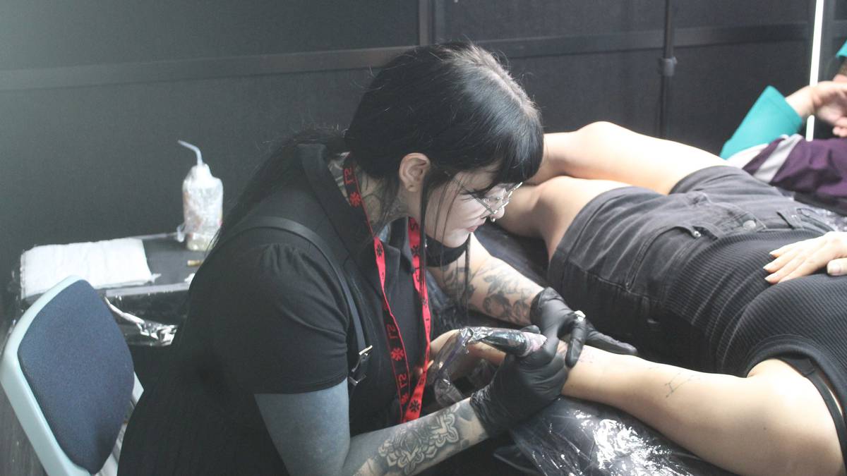 Des artistes internationaux se préparent pour le Festival du tatouage et des arts de Nouvelle-Zélande