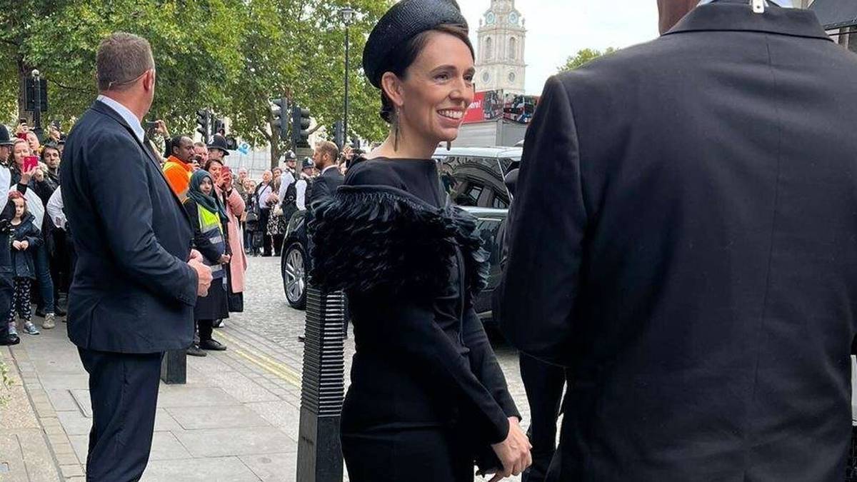 Kraliçe Elizabeth öldü: Başbakan Jacinda Ardern cenaze töreninde Yeni Zelandalı tasarımcıları sergiledi