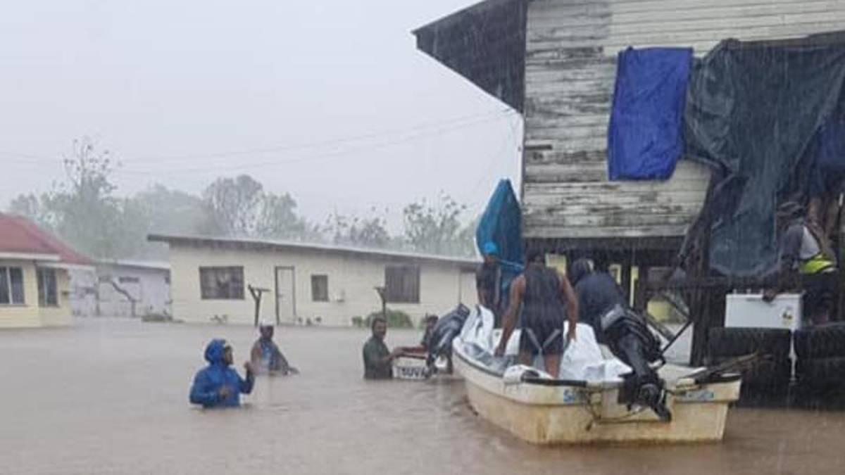 Photo of Une personne s’est noyée et cinq ont disparu aux Fidji à la suite de l’ouragan Anna