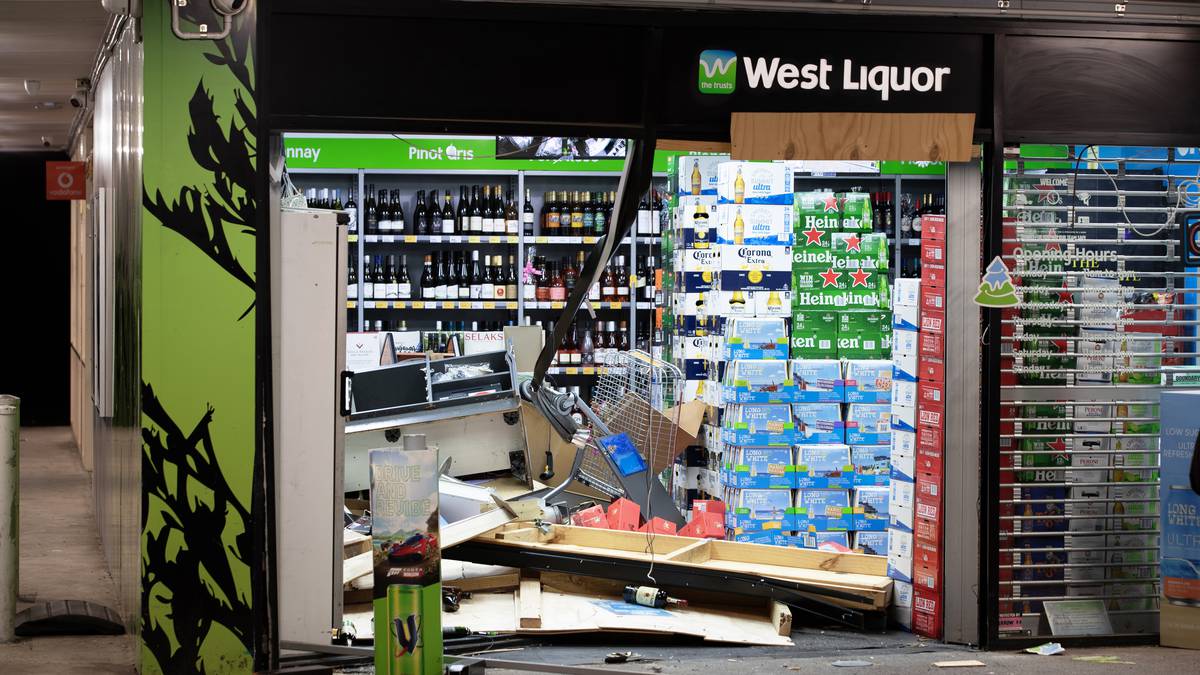 Auckland ram raids: Henderson Valley Rd's West Liquor shop latest target -  NZ Herald