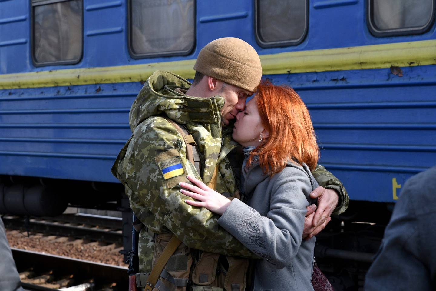 昨天，在乌克兰东部克拉马托尔斯克的火车站，一对夫妇在女子登上前往乌克兰西部的火车车厢前拥抱。 照片/美联社