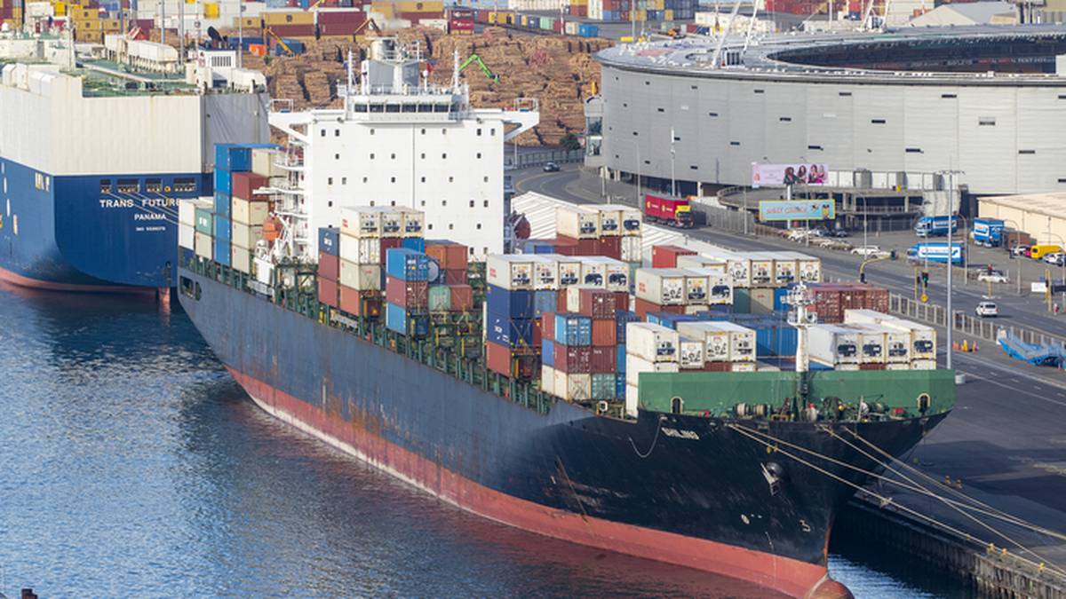 Shiling cargo ship being towed to Wellington, 25-hour voyage ahead