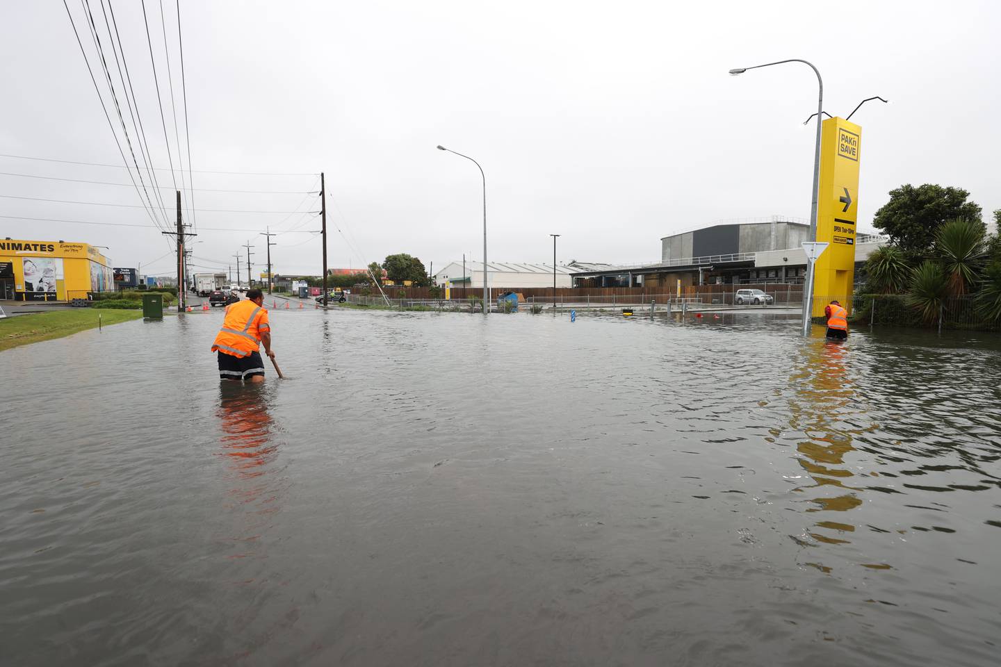 奥克兰 Wairau Valley 的 Porana Rd 发生洪水。 照片/布雷特·菲布斯