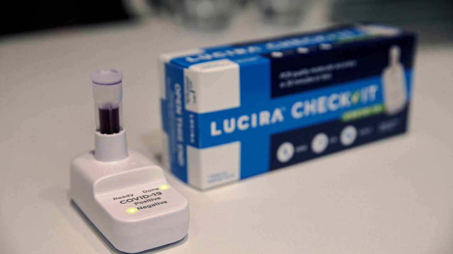 新的 Lucira 测试几乎与 PCR 测试一样准确，但可以自我管理并在 30 分钟内返回结果。 照片/亚历克斯伯顿