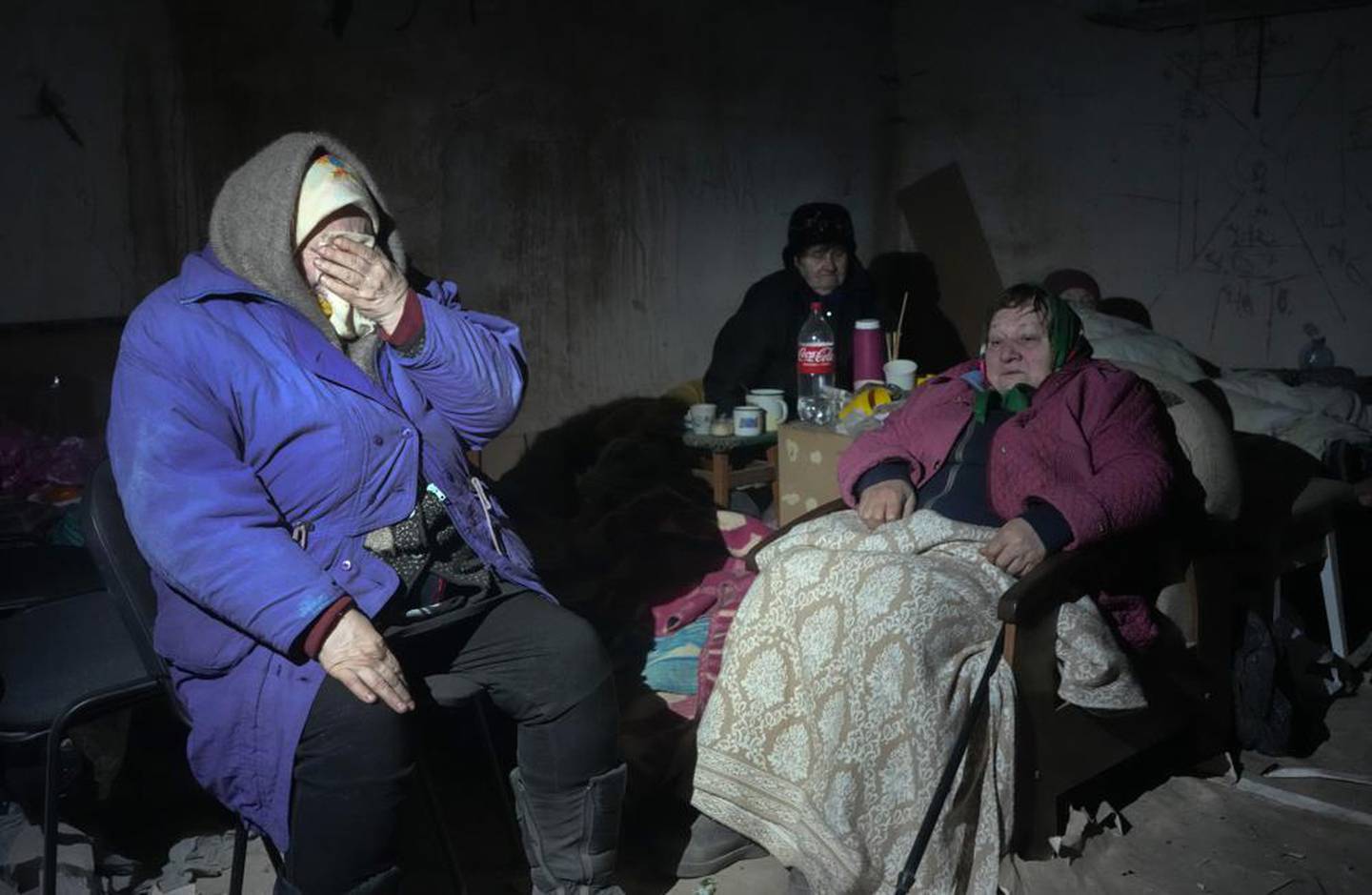 在基辅西北约 25 公里（16 英里）的 Irpin 镇中心，老年居民躲在地下室避难，没有电、水或食物。 照片/美联社