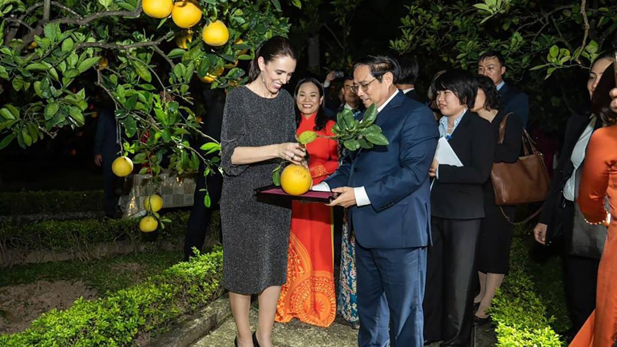 Calor, mal funcionamiento del vestuario y seguridad: detrás de escena del viaje de la primera ministra Jacinda Ardern a Camboya, Vietnam y Tailandia