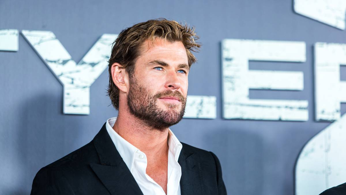 Chris Hemsworth fue atrapado con notas trampa en la mano en el estreno de una película