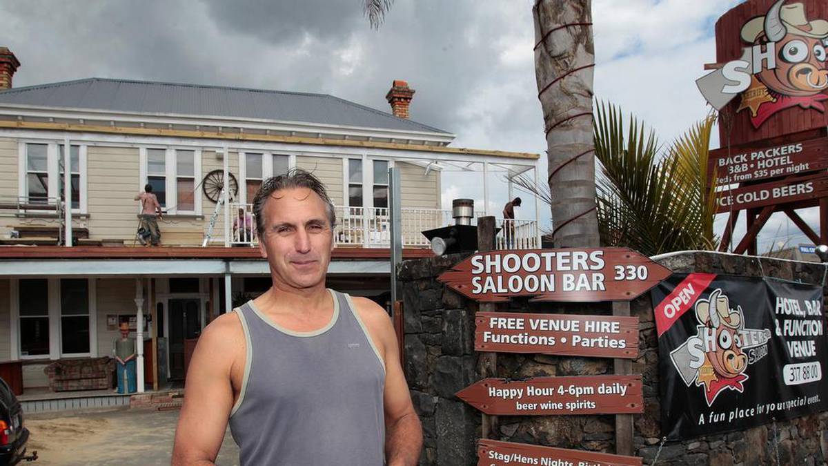 Właściciel baru Shooter's Saloon, Shane La Rosa, wychodzi z sądu pod zarzutem naruszenia pozwolenia na sprzedaż alkoholu