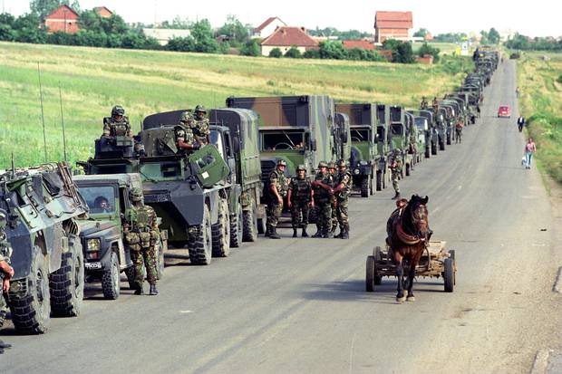 NjÃ« konvoj i trupave franceze tÃ« NATO-s ndalon nÃ« rrugÃ« nÃ« mes tÃ« PrishtinÃ«s dhe KosovÃ«s sÃ« MitrovicÃ«s.  Foto / PÃ«rplas Goddard