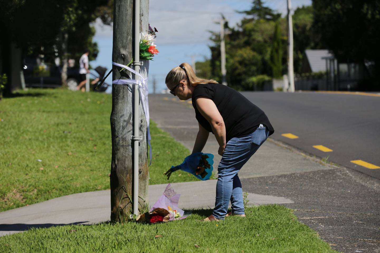 人们在周五晚上发生车祸后一名男子被刺伤身亡的现场献花。 照片/西尔维Whinray
