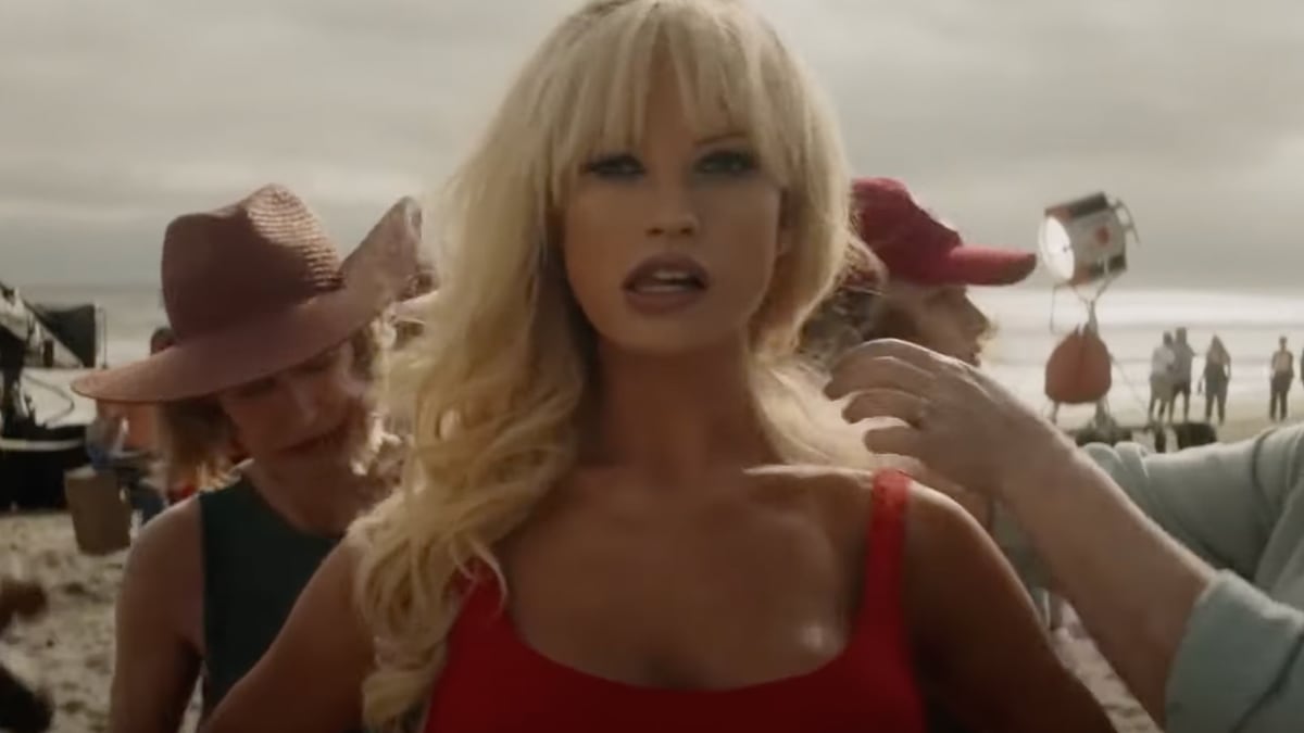 Lily James pingsan sebagai Pamela Anderson di trailer Pam dan Tommy
