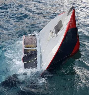 Gone In 60 Seconds Family Flee Sinking Boat In Lake