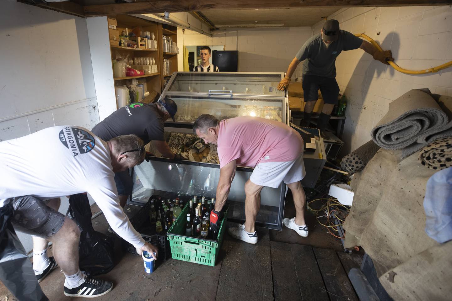 奥克兰创纪录的降雨量导致坎贝尔湾餐厅被洪水淹没后，志愿者和工作人员帮助清理工作。 照片/布雷特·菲布斯