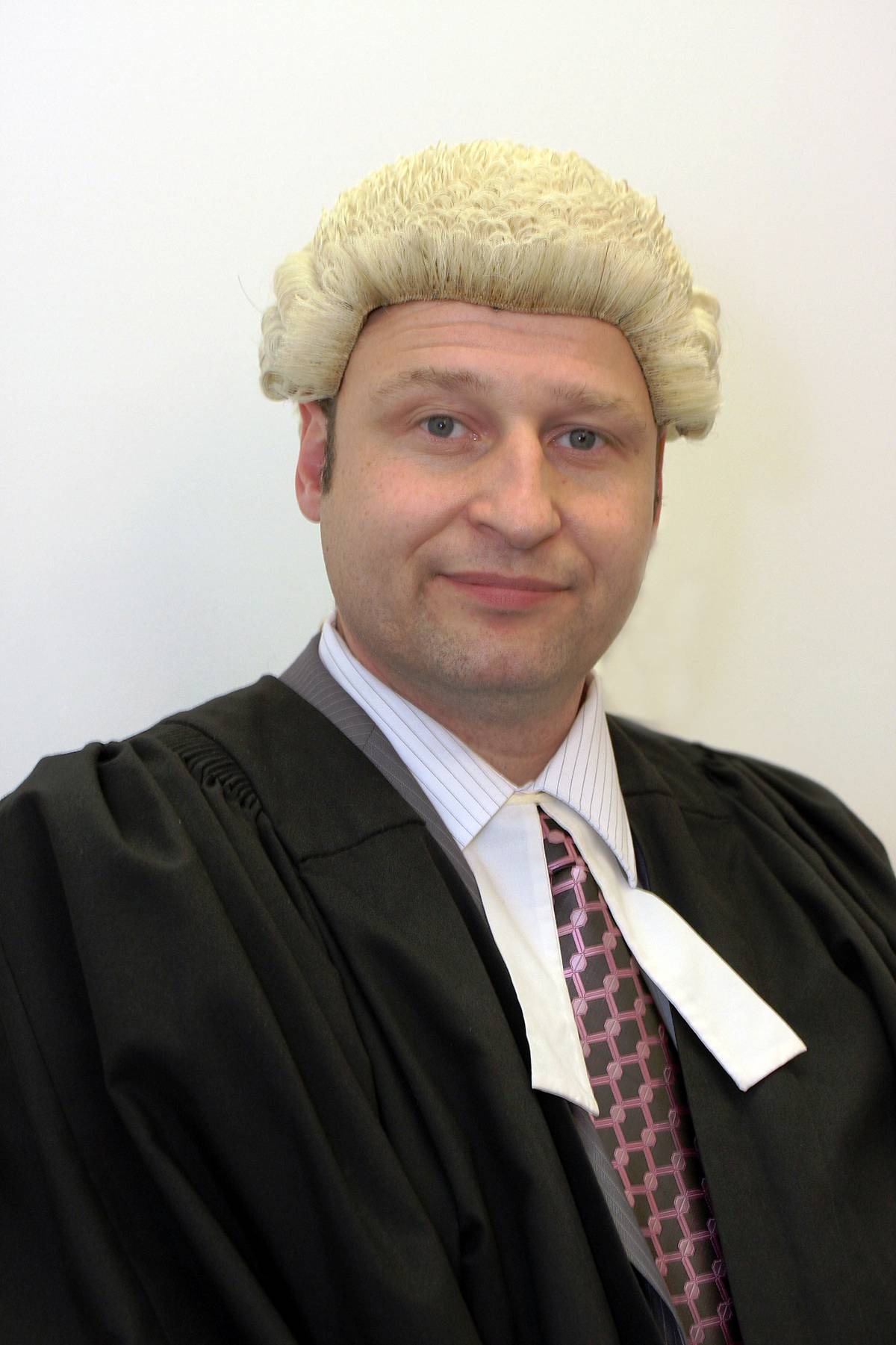 Disgraced lawyer strikes himself off NZ Herald