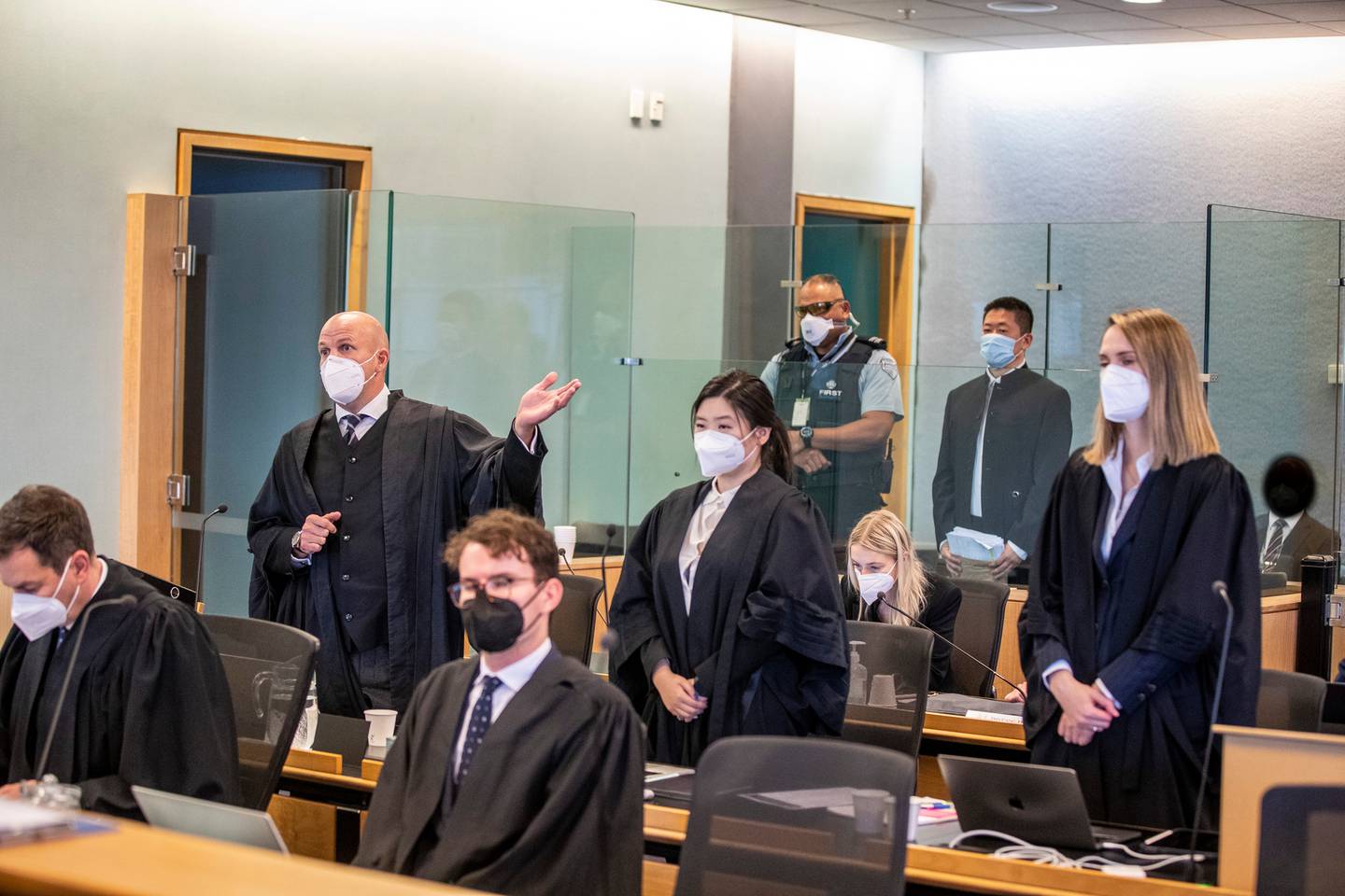 辩护律师（站立，从左到右）Sam Wimsett、Yvonne Mortimer-Wang 和 Honor Lanham 在孙芳谋杀案审判开始时向法官发表讲话。 照片/迈克尔·克雷格