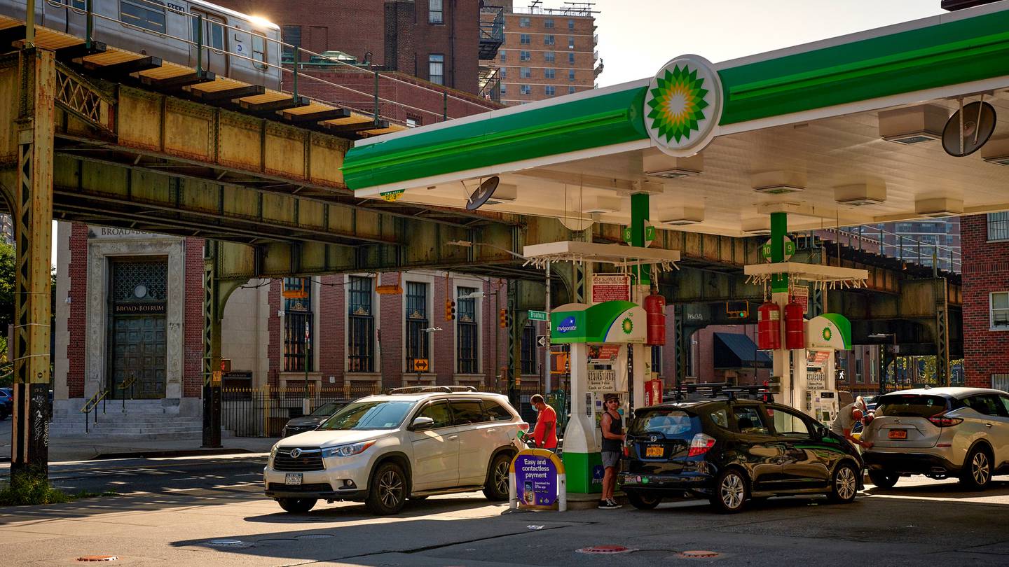汽油价格对消费者情绪产生巨大影响，因为它们在每个加油站都可见。 照片/纽约时报
