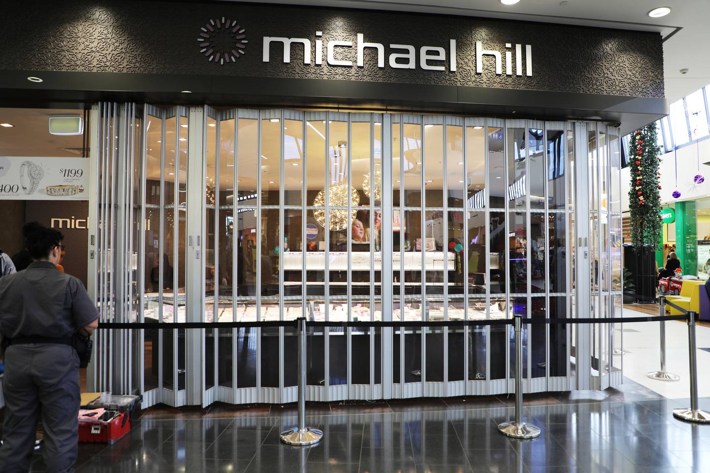 最近几周，Michael Hill Jewelers 成为了大约一半的打砸抢的目标。 照片/海登伍德沃德