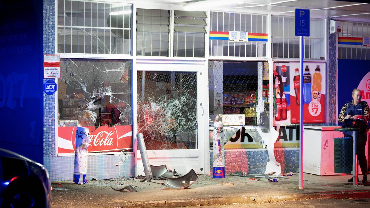 Nocne naloty na sklepy w North Shore w Auckland, zniszczona witryna sklepowa