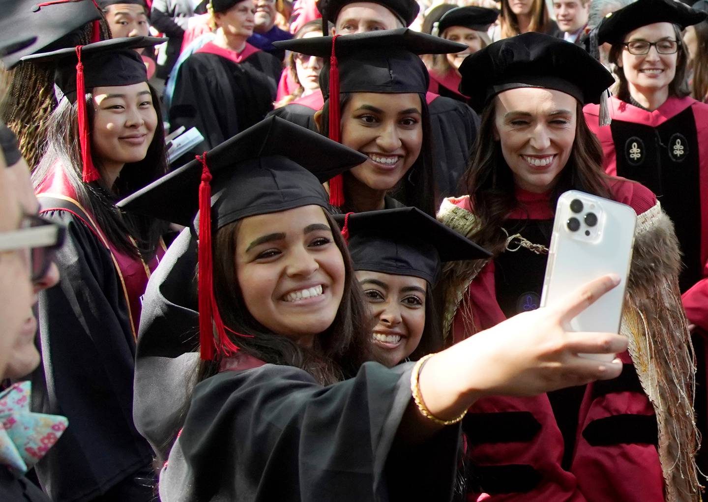 Jacinda Ardern 在参加哈佛大学第 371 届毕业典礼照片/美联社时微笑着与毕业生自拍