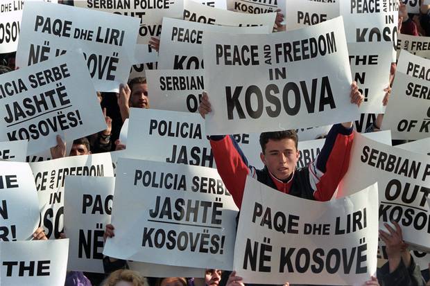 StudentÃ«t shqiptarÃ« etnikÃ« mbajnÃ« njÃ« protestÃ« nÃ« PrishtinÃ« kundÃ«r dhunÃ«s sÃ« fundit tÃ« policisÃ« serbe.  Foto / PÃ«rplas Goddard