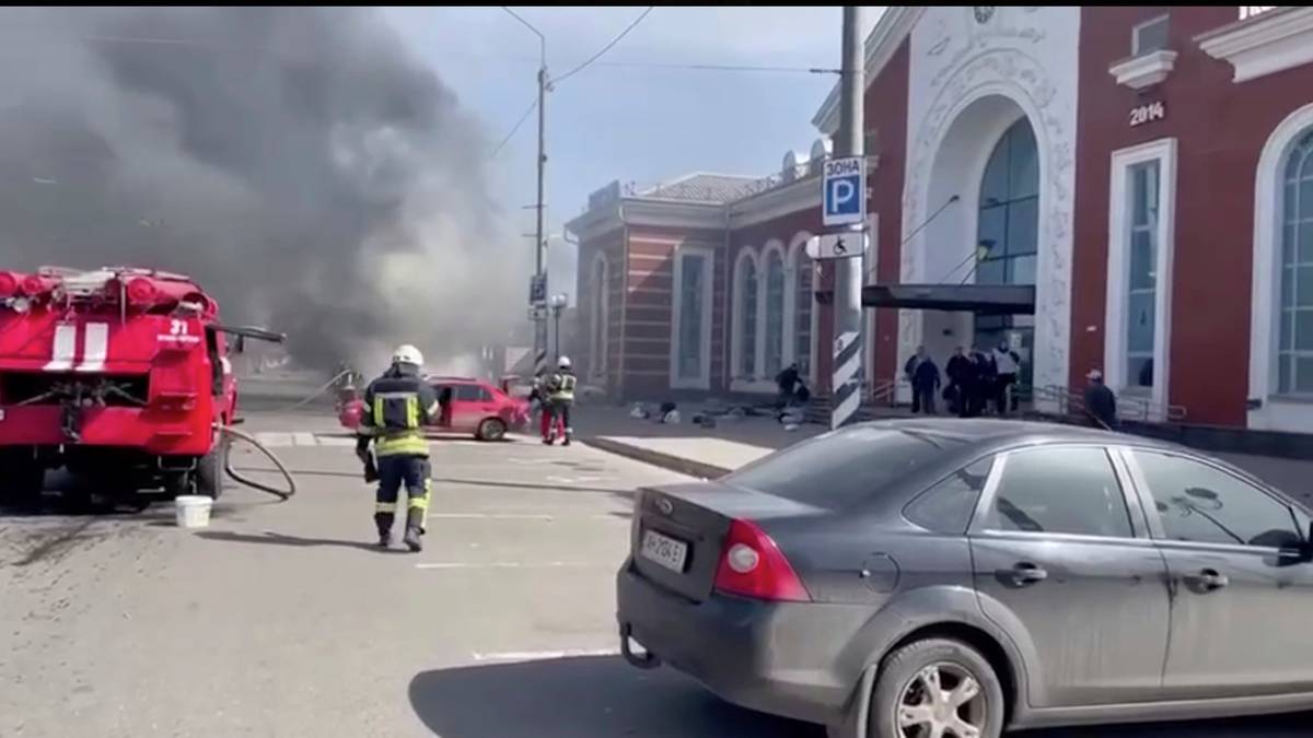 الحرب الروسية الأوكرانية: مقتل العشرات في هجوم صاروخي روسي على محطة سكة حديد أوكرانية