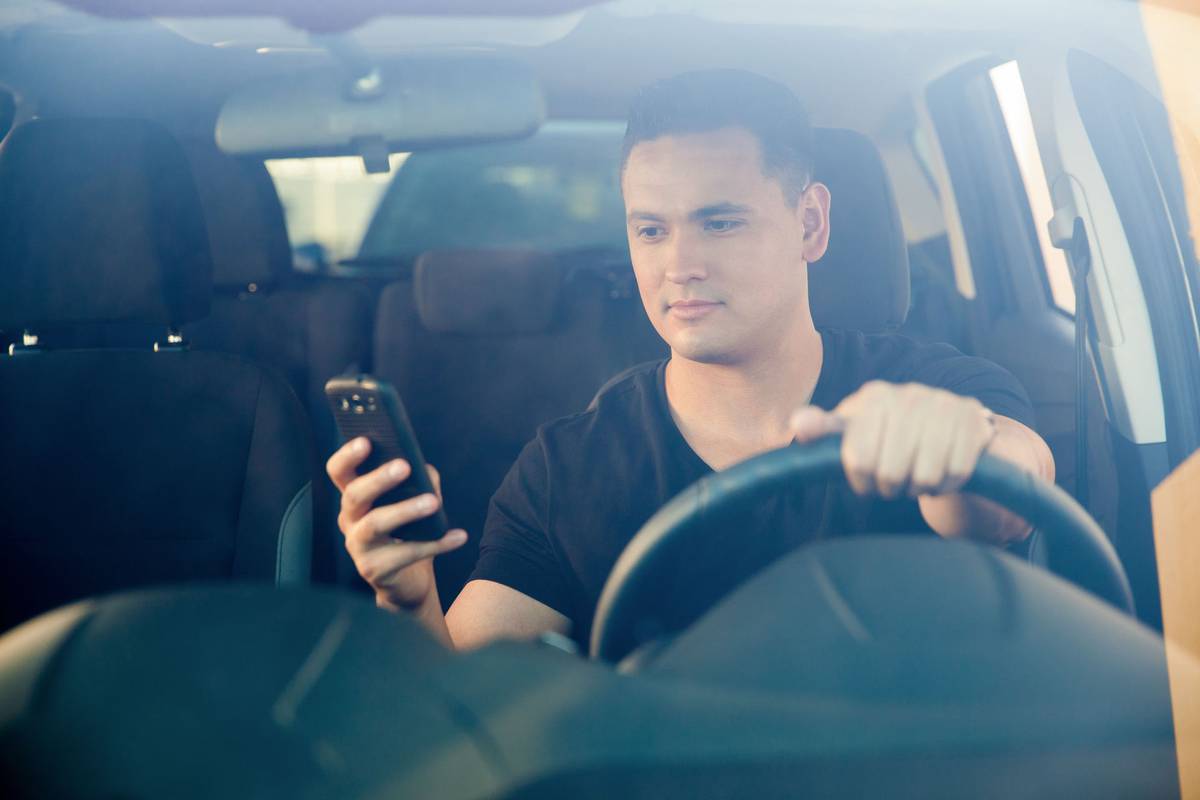 Queensland drivers to be hit with $1000 fines for using their phones - New Zealand Herald