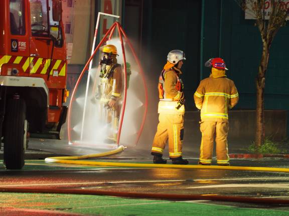 Fire Wellington Loafers Lodge 消防员化学喷雾剂。 照片/尼克·詹姆斯