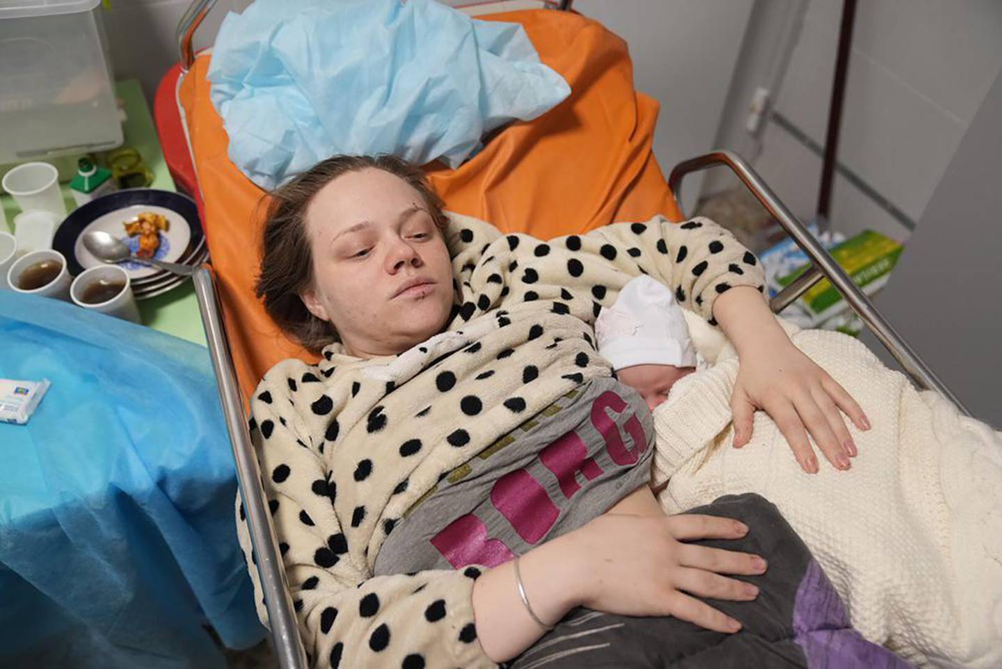 Mariana Vishegirskaya 在乌克兰马里乌波尔生下女儿 Veronika 后躺在病床上。 照片/美联社