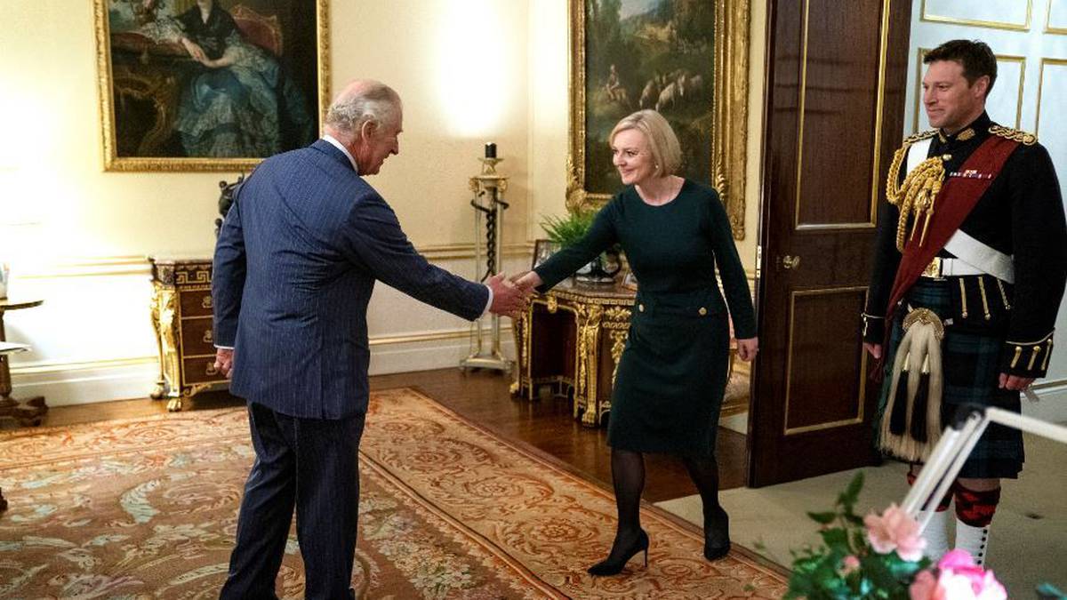Man hört König Charles „Dear oh dear“ sagen, als er die britische Premierministerin Liz Truss inmitten von Aufruhr begrüßt